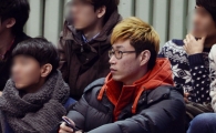 [포토] 오세근 '코트에서 뛰고 싶은 마음 굴뚝같지만'