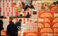 [포토]민족 최대 명절 설 앞둔 가락시장, 출하 중인 과일상자들