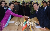 [포토]악수하는 아웅산 수치 여사-박원순 서울 시장