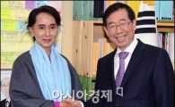 [포토]면담 전 악수하는 수치 여사-박원순 서울 시장