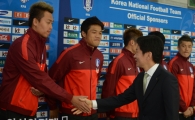 [포토] 정몽규 신임회장 '김신욱 선수 키가 정말 크군요'