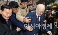 [포토]취재진에 둘러싸인 김용준 위원장