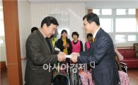 [사진]광주시의회 조호권 의장, 불우이웃 '위로'