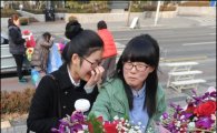[포토]졸업식 꽃 구경하는 아이들