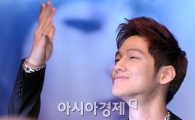 [포토]김범, 팬들에게 보내는 '손키스'