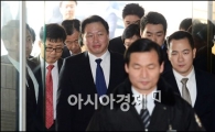 [포토]법원으로 들어서는 최태원 회장