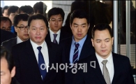 [포토]굳은 표정으로 들어서는 최태원 회장
