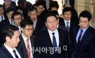 [포토]담담한 표정으로 법원 들어선 최태원 회장
