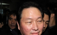 [포토]최태원 회장 법정 구속, 미소의 의미는?