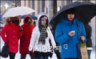 [포토]눈 내리는 서울, 우산 쓴 시민들