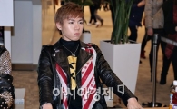 [포토]'스피드' 유환, 긴장되는 첫 팬사인회~ 쉼 호흡 크게 한번!