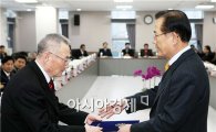 [포토]박준영 전남지사 가맹경기단체에게 선임장 수여