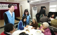 [포토]현대하이스코, 무의탁 노인과 떡국 나눔행사