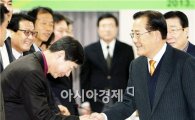 [포토]박준영 전남지사, 경기단체 대의원들과 악수