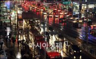 [포토]눈이야 비야? 우산 쓴 시민들