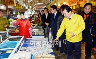 [포토]설 제수용품 구입하는 강운태 광주시장 
