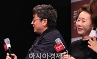 [포토]배우와 등진 감독 '감독이 삐쳤어요'