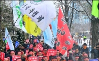 [포토]퍼포먼스 선보이는 농민 단체 회원들