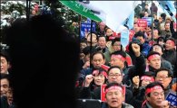 [포토]투쟁 외치는 농민들과 참가자들