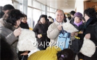 [포토]광주시 동구 학동, 설맞이 떡국용 떡 나눔행사