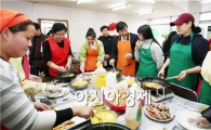 [포토]이주여성과 음식만들고 있는 최영호 남구청장 