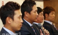 [포토] 질문에 답하는 이대호