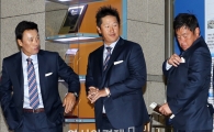 [포토] 진갑용 '무엇이 들어있나'