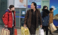 [포토]양 손 가득 한 보따리 