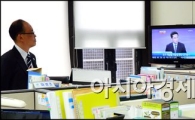 [포토]뉴스 시청하는 통일부 직원들