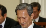 [포토]보고 자료 살피는 김관진 국방장관