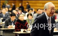 [포토]인사말 하기 위해 일어선 손경식 회장