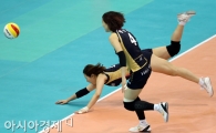 [포토] 김주하 '몸을 던져보지만 공은 멀어져만 가네'