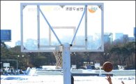 [포토]포근한 날씨에 농구 즐기는 학생들