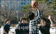 [포토]반팔 입고 농구하는 학생들