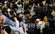 [포토]학부모와 졸업생들, 즐거운 졸업식