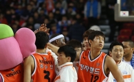 [포토] 전자랜드 '얼마만의 홈 승리냐'