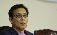 [포토] 여자프로농구 관람하는 김정태 회장 '하나외환 유니폼도 입었습니다'