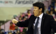 [포토] 지시 내리는 우리은행 위성우 감독