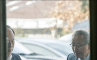 [포토]서류가방 건네 받는 현오석 내정자