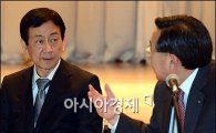 [포토]대화 나누는 진영 부위원장-김기문 중앙회장