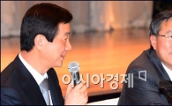 [포토]인사말하는 진영 인수위 부위원장