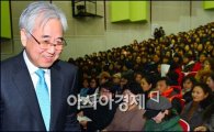 [포토]미소 지으며 빠져나가는 문용린 서울시 교육감