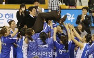 [포토] 헹가래 받는 위성우 우리은행 감독
