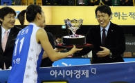[포토] 위성우 감독 '아니 뭘 이런걸 다~'