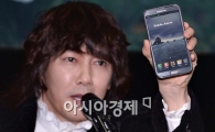 [포토]'독도 바탕화면' 소개하는 김장훈