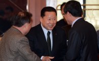 [포토] 대의원들과 인사 나누는 김정행 후보