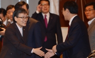 [포토] 대한체육회 대의원들과 악수 나누는 이에리사 후보