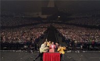 2PM, 日 주간차트 3관왕 ‘1만 2천 팬들과 기념촬영’