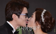 [포토]'결혼' 윤형빈-정경미, 달콤한 키스~