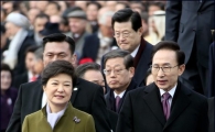 [포토]연단에서 내려오는 박근혜-이명박